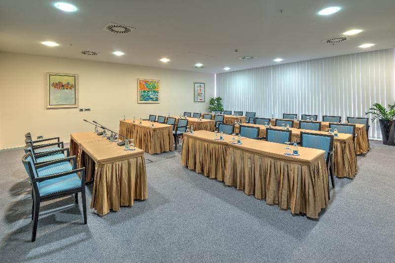 Adria 4*